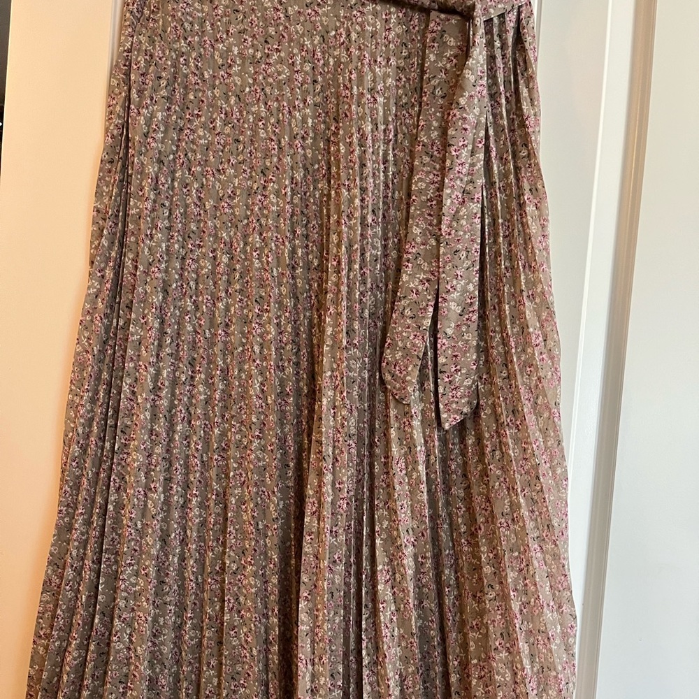 Long skirt casual and beautiful color that can match with any color